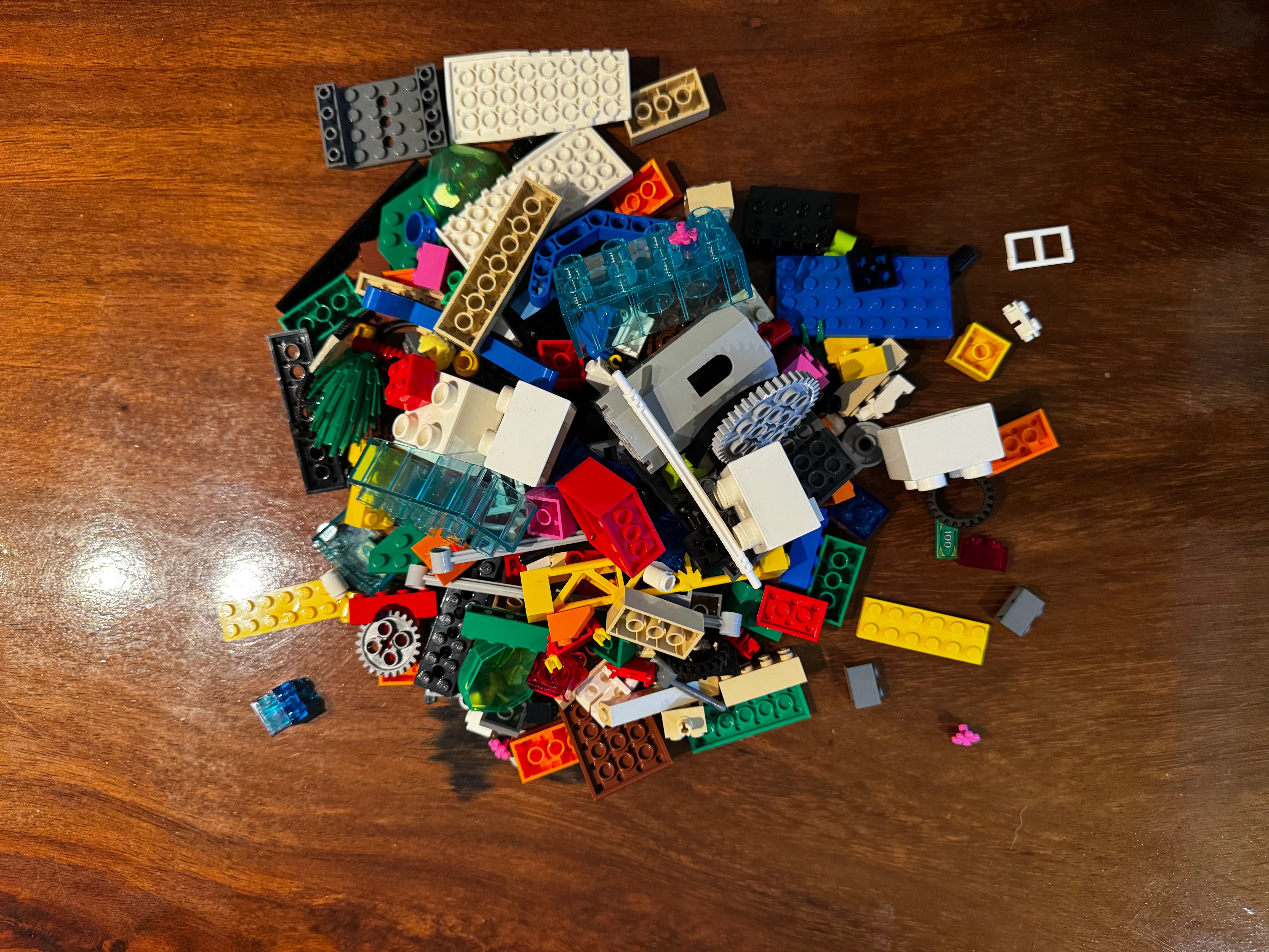 Piezas LEGO coloridas esparcidas